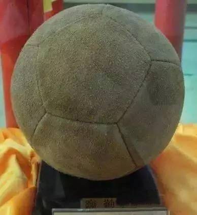 足球制作材料演变过程,古代足球用什么制作的