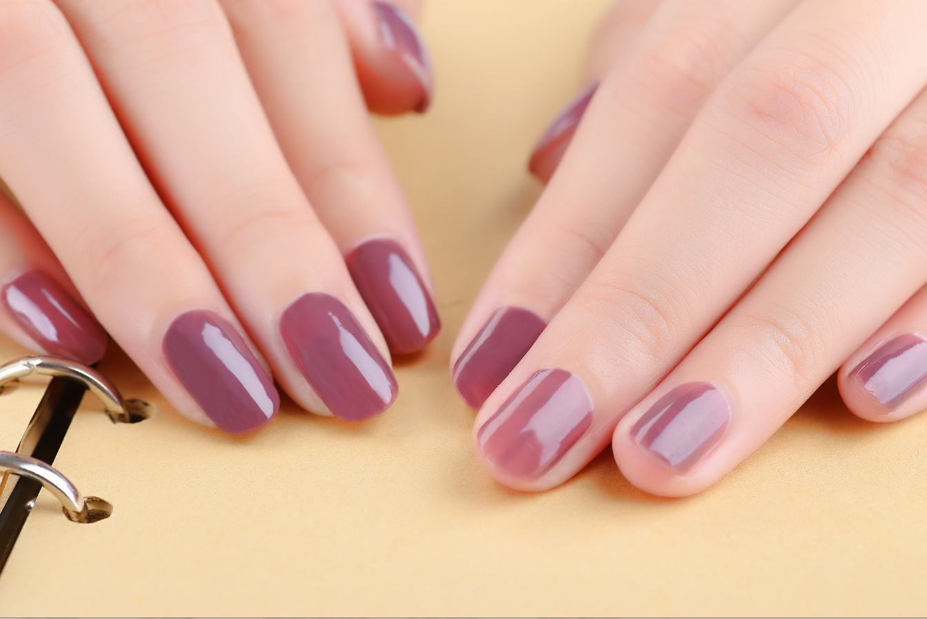 适合手黑美眉的指甲油,手黑的女孩子染什么指甲油