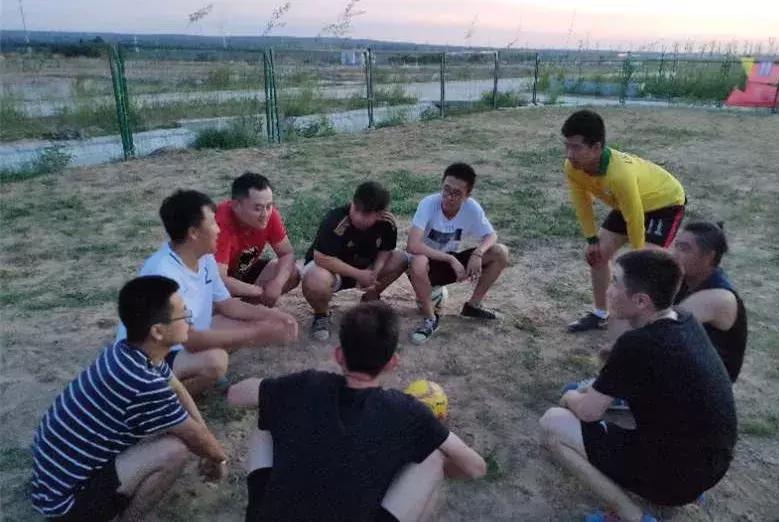 从俄罗斯到大院东，爱足球，不分时空！一群小哥哥们自己动手开辟足球场