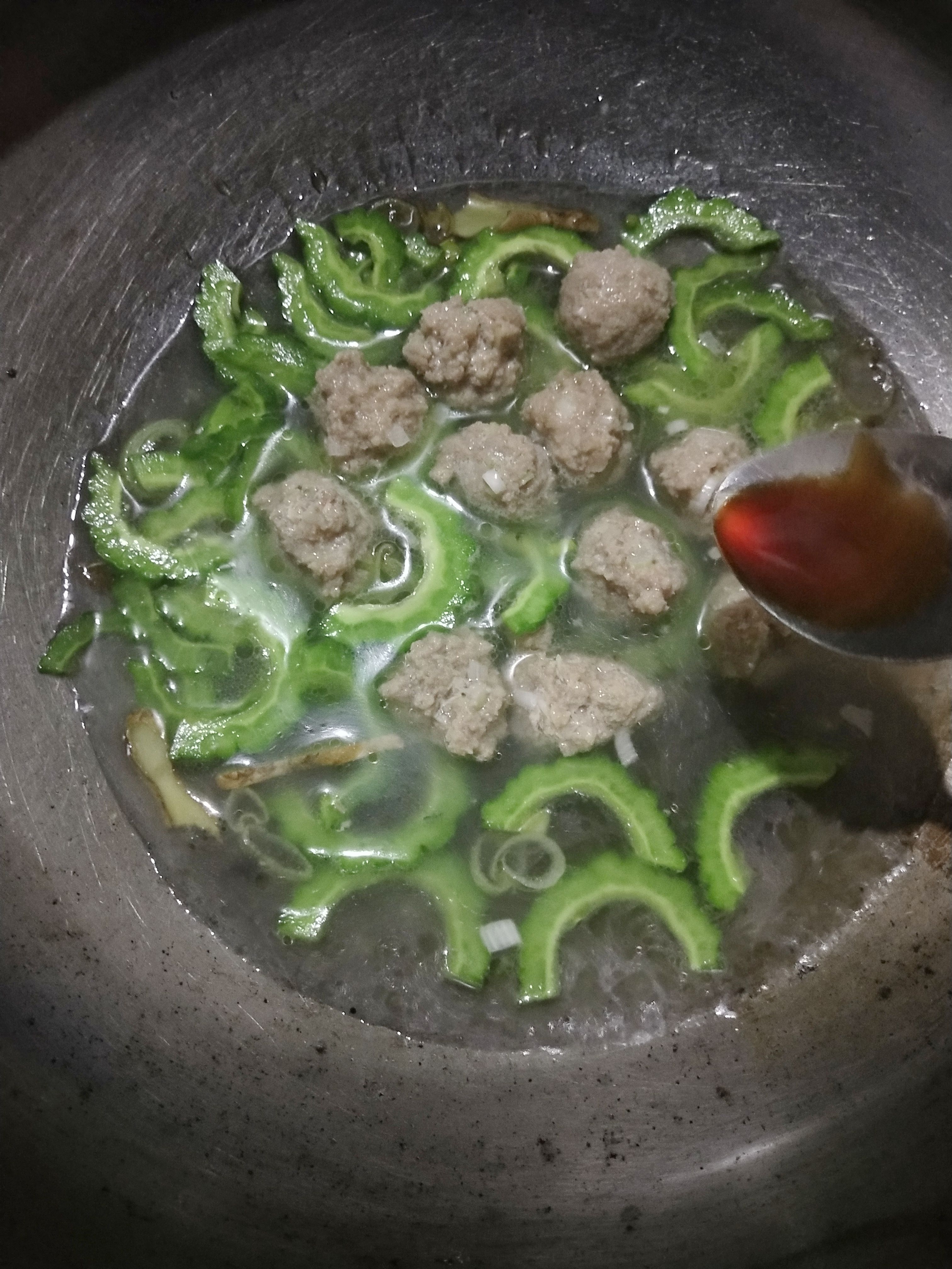 馄饨馅做汤,用馄饨料包做美食