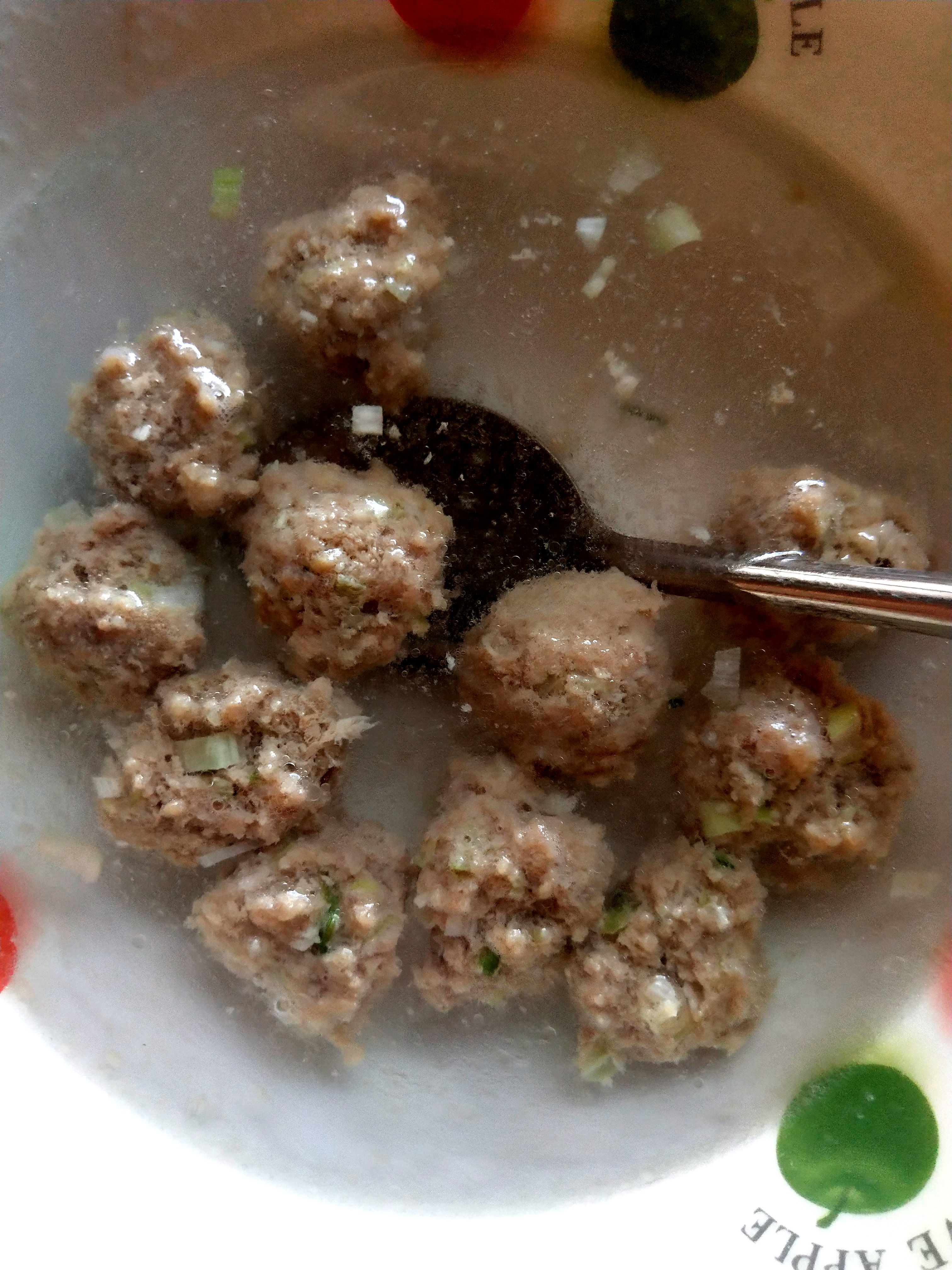 馄饨馅做汤,用馄饨料包做美食