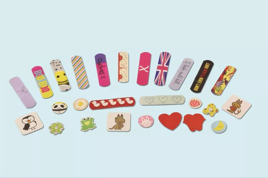 创可贴贴住的伤口更难愈合,晚上睡觉伤口贴创可贴好还是不贴