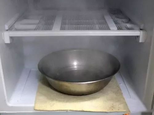 为什么冰箱下面结冰而上面不制冷,冰箱小孔总是结冰怎么办