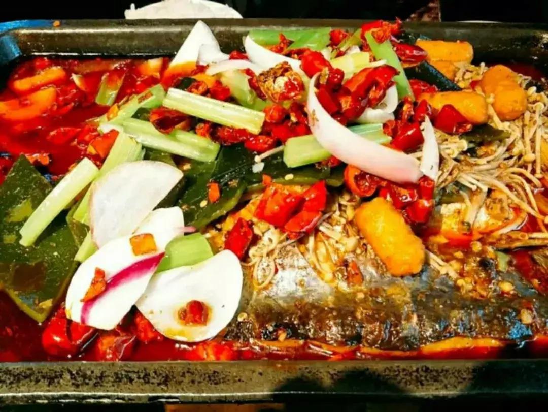 济南历下区半天妖烤鱼,济南小草屋诸葛烤鱼