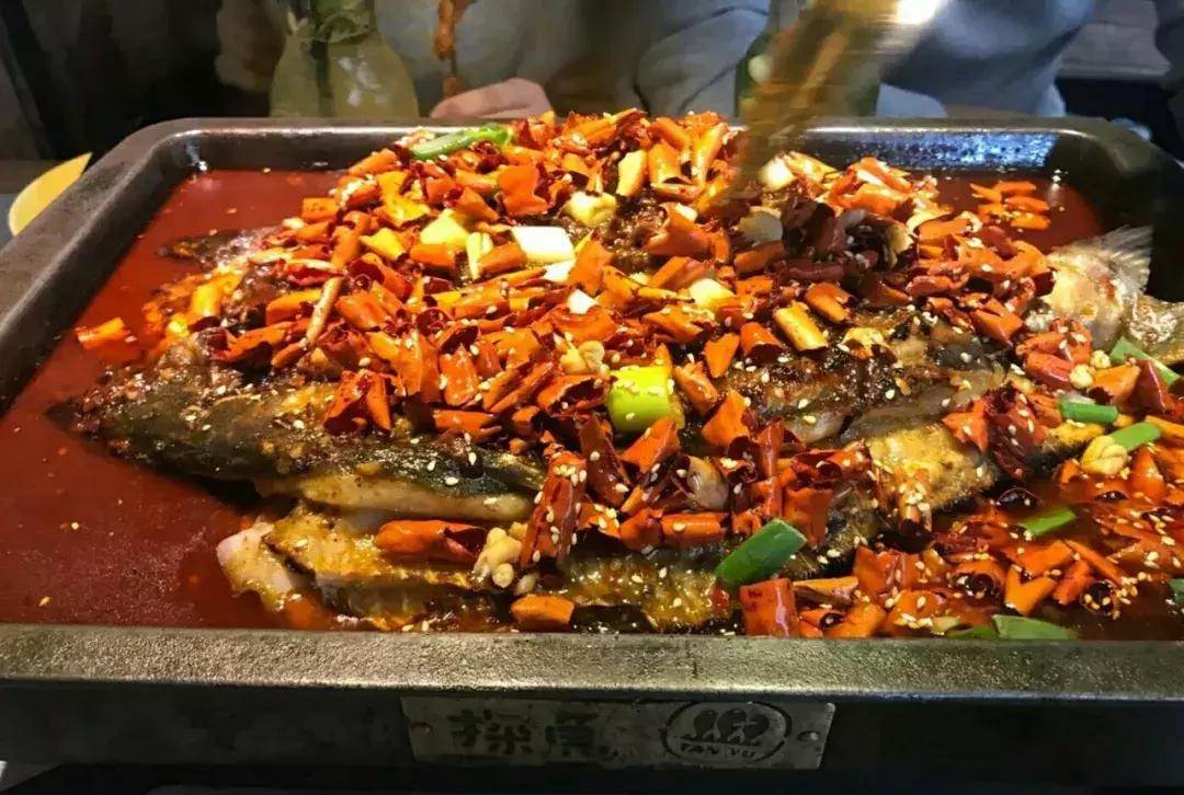 济南历下区半天妖烤鱼,济南小草屋诸葛烤鱼