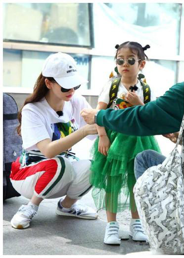 lucky李乐祺戚薇同款,lucky李乐祺与戚薇机场离别完整版