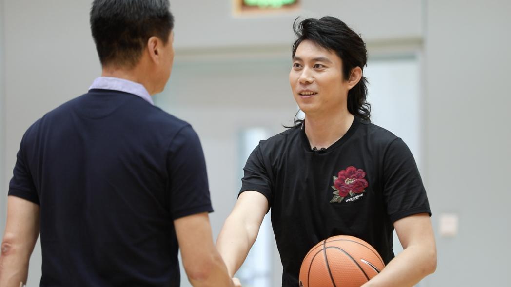 李春江当年打球时是前锋还是后卫,李春江三分线上篮