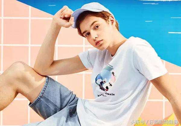 夏天的短裤潮男必备,男生夏日穿搭沙滩风白色短裤