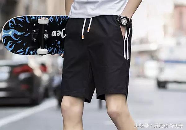 夏天的短裤潮男必备,男生夏日穿搭沙滩风白色短裤