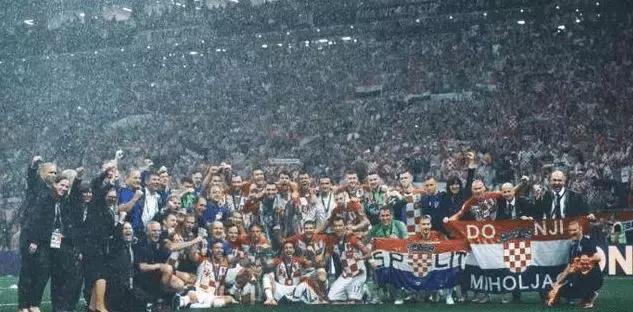 战机护航直播,克罗地亚首都数万球迷狂欢庆祝