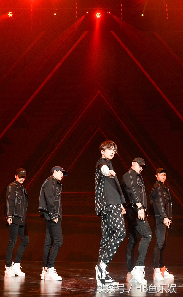 易烊千玺出关首次机场现身,易烊千玺出场秀合集