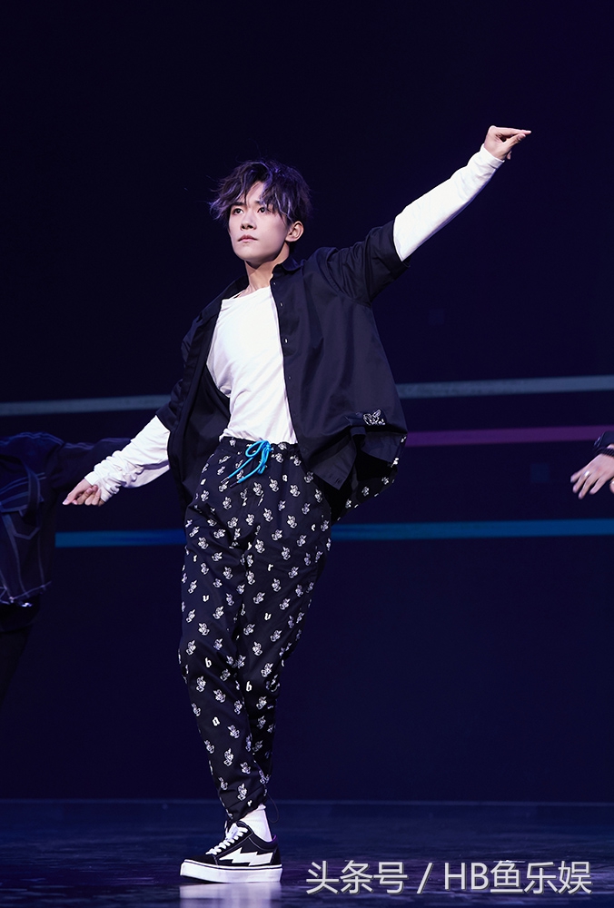 易烊千玺出关首次机场现身,易烊千玺出场秀合集