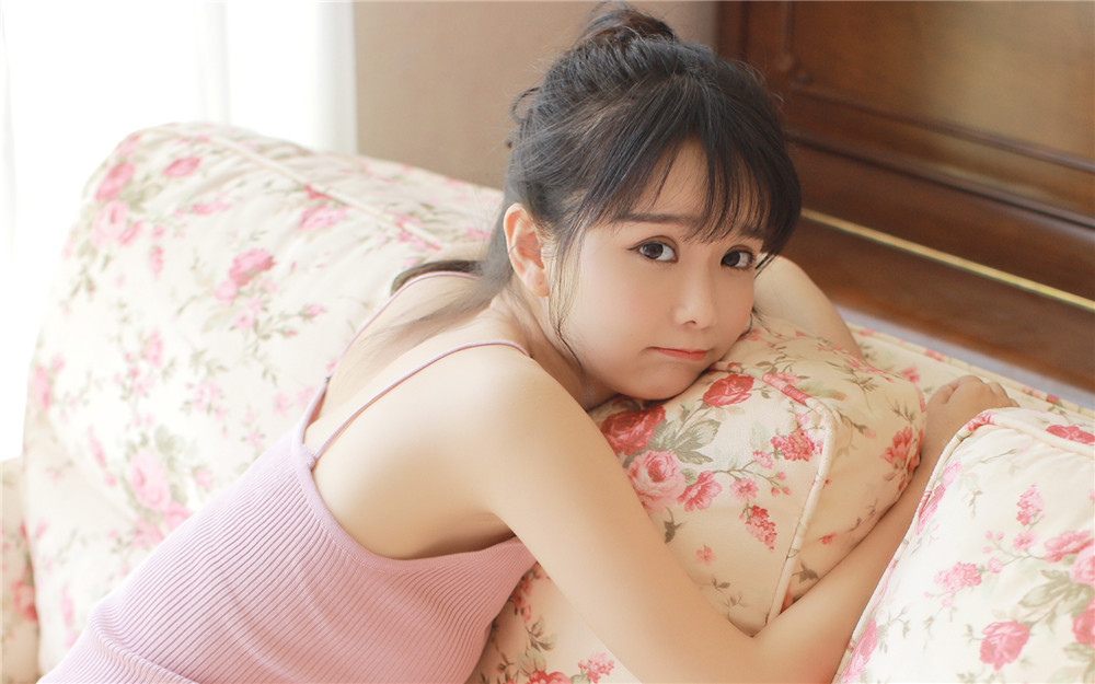 她躺在床上，睁开眼睛，闭上眼睛，全都是那几个小混混邪笑的样子