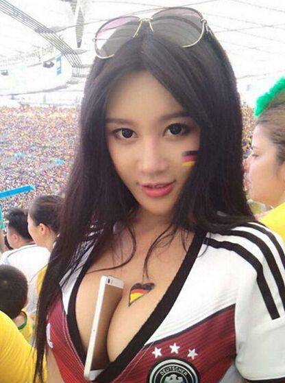 世界杯三代乳神胸夹手机，你更喜欢哪一个？