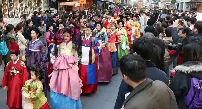 最瞧不起中国的国家，态度傲慢，但中国游客上赶着给他们送钱！