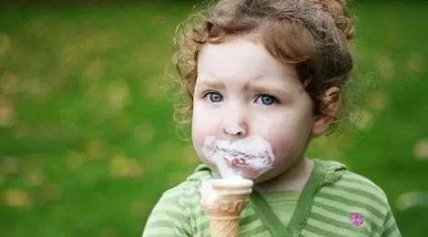 怎么对付熊孩子吃冰淇淋,冬天吃雪糕对付熊孩子