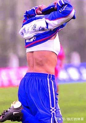 女足庆祝动作露腹肌,看女足夺冠的表现