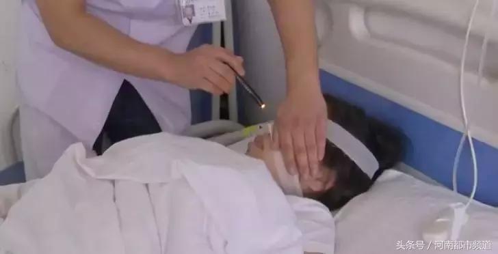 一女子发现眼睛看不清跑进寄生虫,一女子眼里藏条虫