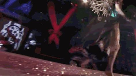 模特t台走秀跌倒视频,模特t台摔倒看着都疼