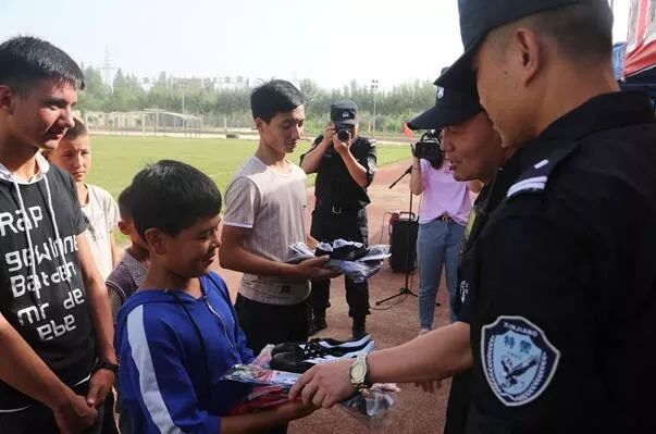 「发力基层」爱，在足球场上传递