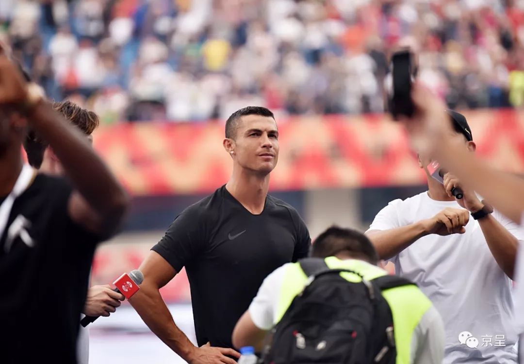 球迷冲入球场拥抱c罗击掌,小球童和c罗击掌后的反应