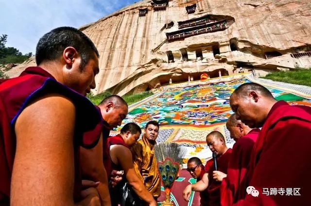 塔尔寺的晒佛节,一年一度的晒佛节