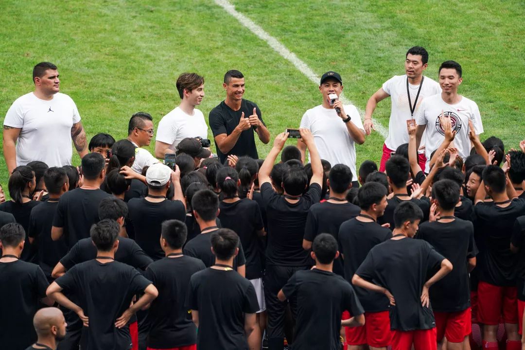 C罗现身耐克校园足球联赛决赛激励中国足球少年无畏追梦