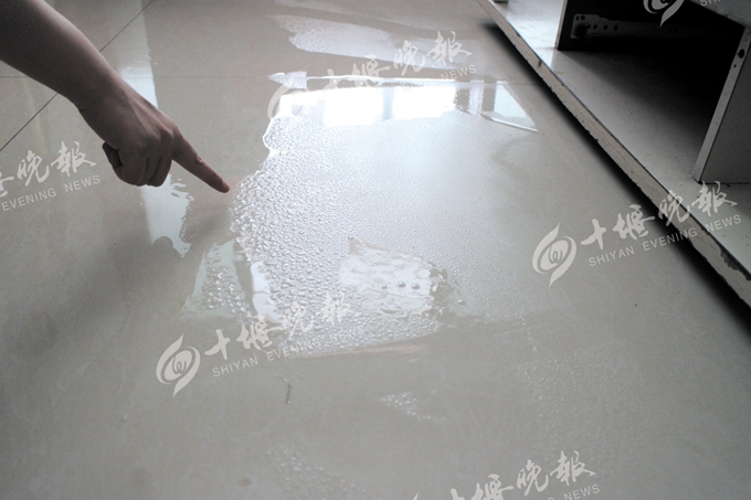 十堰“怪屋”三伏天地板疯狂“冒汗”撬开地砖未现异常