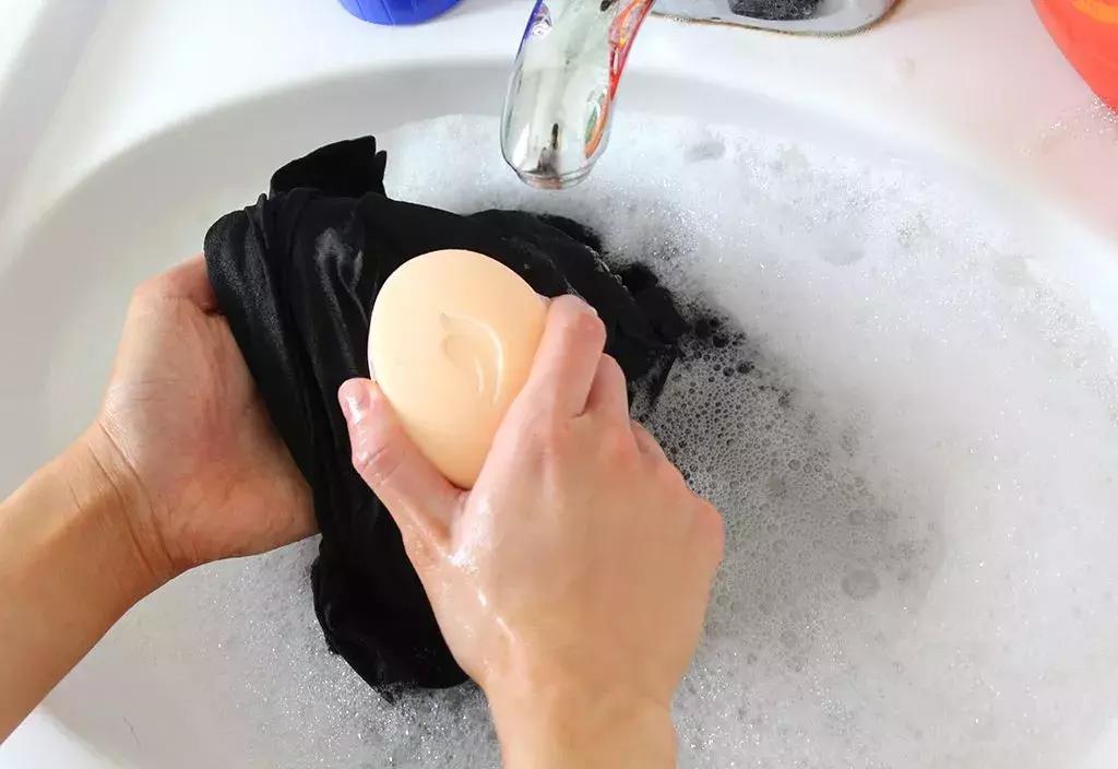 夏天白衣服有黄渍怎么洗,白衣服胳肢窝出汗发黄怎么清洗