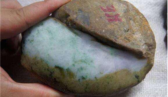 翡翠红雾皮人工制造技术用火烤玉宜无裂,有裂生烤底可见