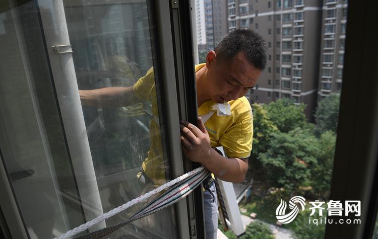 高温下的空调安装工用汗水送清凉,43度高温下安装空调