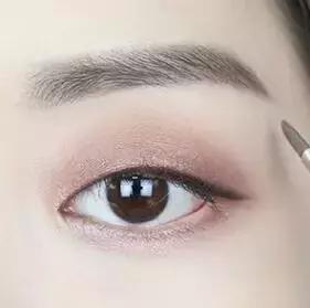 单眼皮适合的画眼线方法,单眼皮不同眼型怎么画眼线