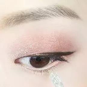 单眼皮适合的画眼线方法,单眼皮不同眼型怎么画眼线