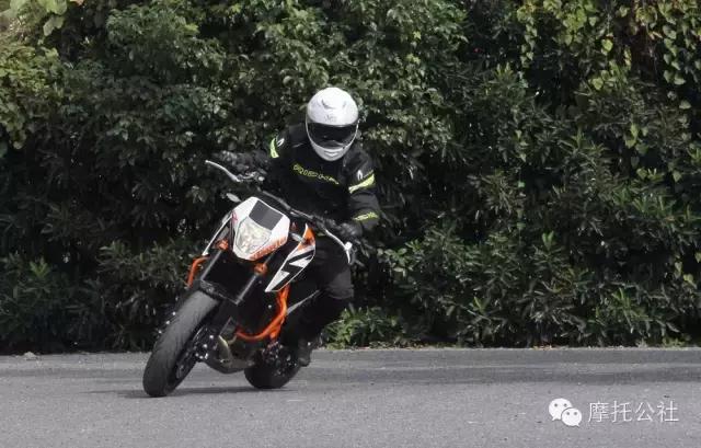 夏天雨天适合骑摩托车吗,新手雨天骑摩托车注意事项