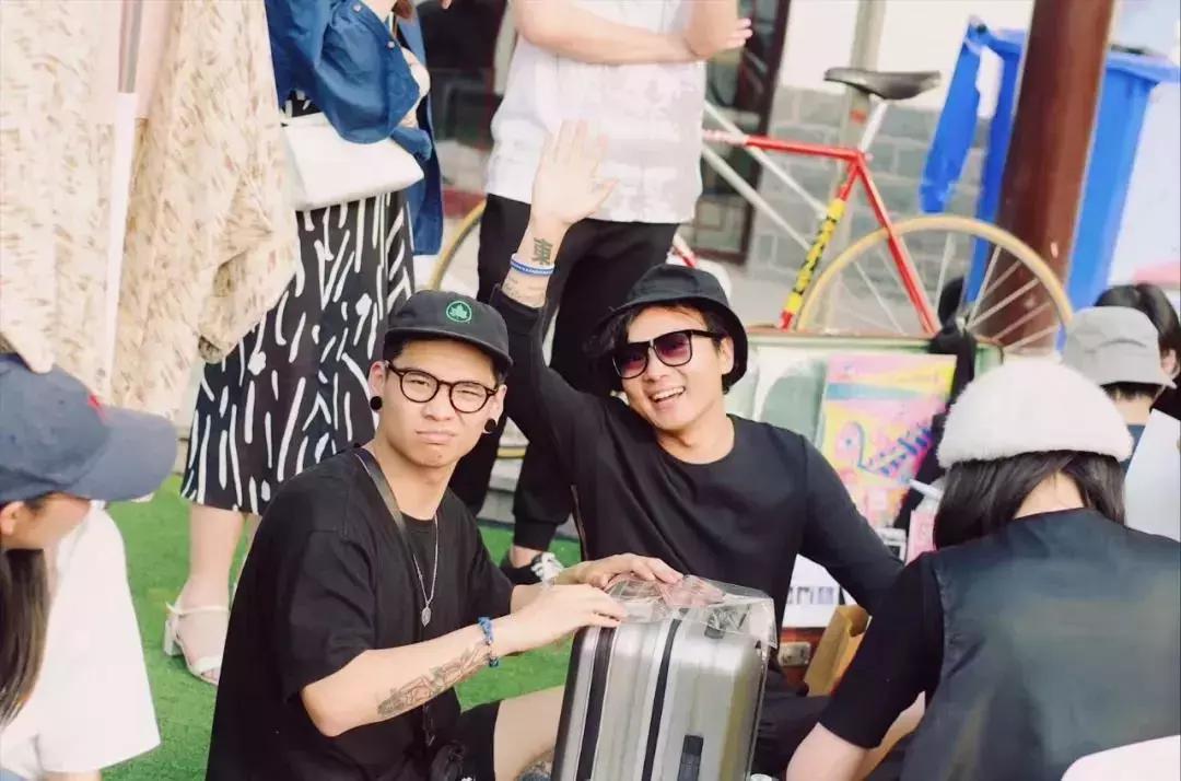 苏州人民路，58元睡一晚，还送你一个拉杆箱去流浪？