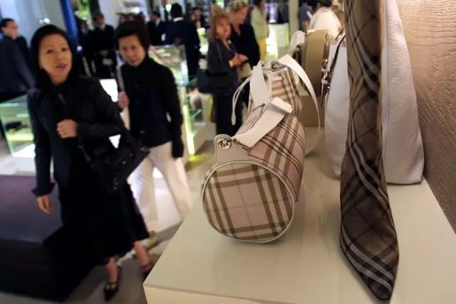 Dior马鞍包宣传视频因太土引争议；Gucci母公司成回报率最高的奢侈品集团，以及Vans、Skechers等财报