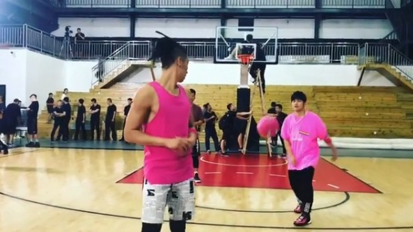 周杰伦林书豪打篮球搞笑,周杰伦和林书豪打球完整版