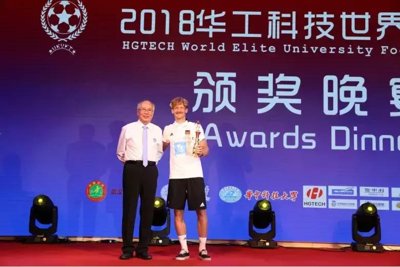 我们今晚是冠军英文歌,开幕式演唱我们是冠军现场版