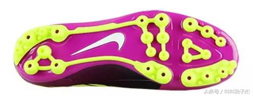 如何根据场地选择足球鞋,各种足球鞋适合什么场地