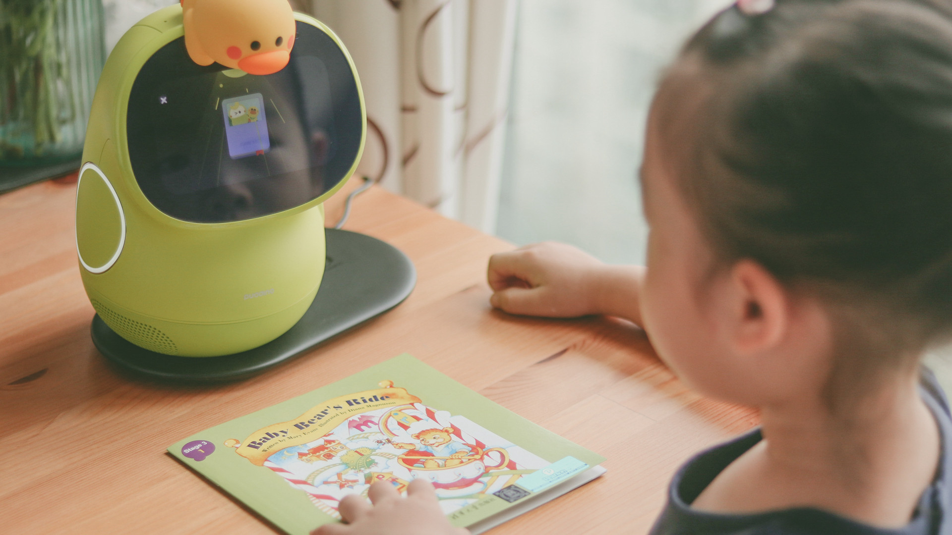 儿童学习陪伴机器人操作,幼儿陪伴儿童教育机器人