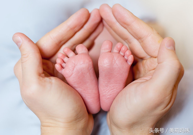 新生儿10天手脚脱皮怎么办,出生几天的宝宝手脚脱皮怎么办