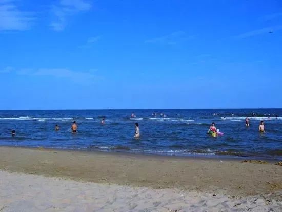 马尔代夫的蓝天绿树水清沙白,北京周边绝美海滩