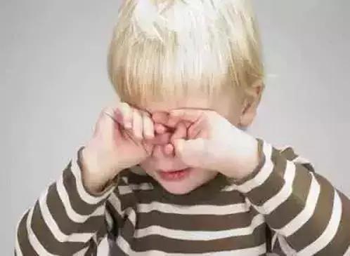 5岁孩子眼睛严重散光就是因为一个动作,你的孩子经常在做!