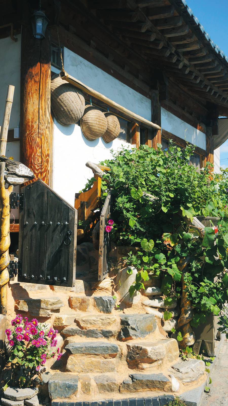 韩国民俗村传统民居及庭院,韩国首尔古老建筑韩屋村