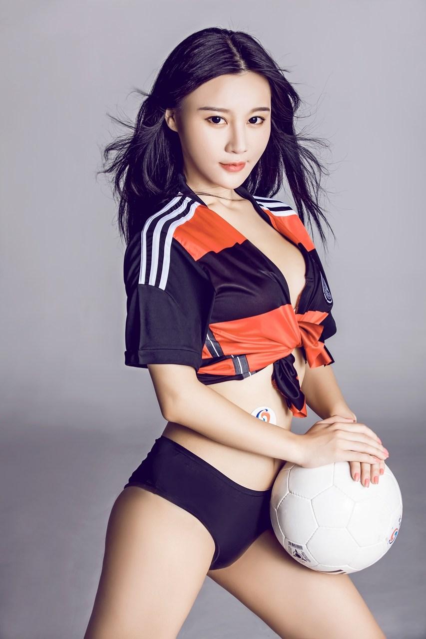 世界杯夹手机的中国女子,世界杯夹手机的女子