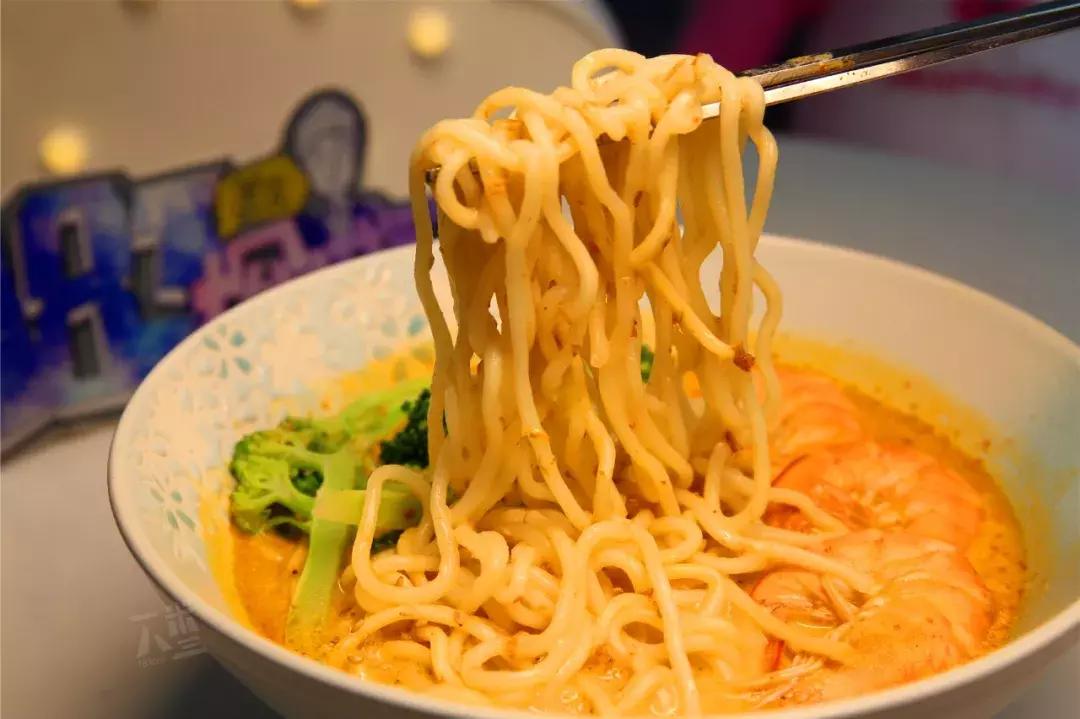 别再发私信问了！环球泡面屋就在珠江路与九都路口……