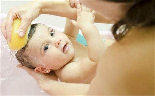 快满月的婴儿怎么在家洗澡,刚满月宝宝怎么洗澡好