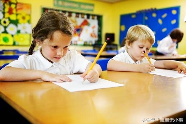 孩子喜欢用左手是右脑发达吗,小孩子喜欢用左手需要改正过来吗