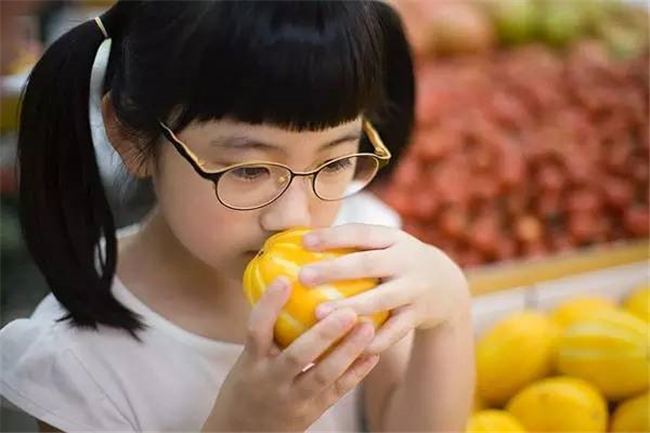 爸爸经常大吼大叫对孩子的影响,妈妈经常对孩子发脾气大吼大叫