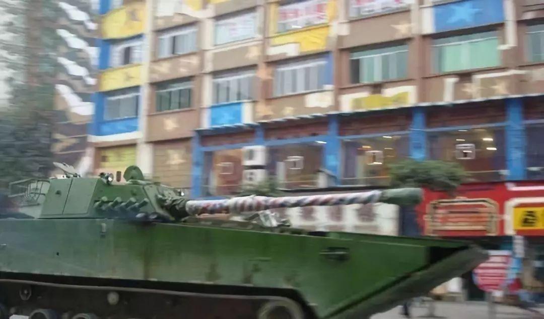 只有先进*器武**才能披三色编制袋！解放军现在还用哪些土法子？